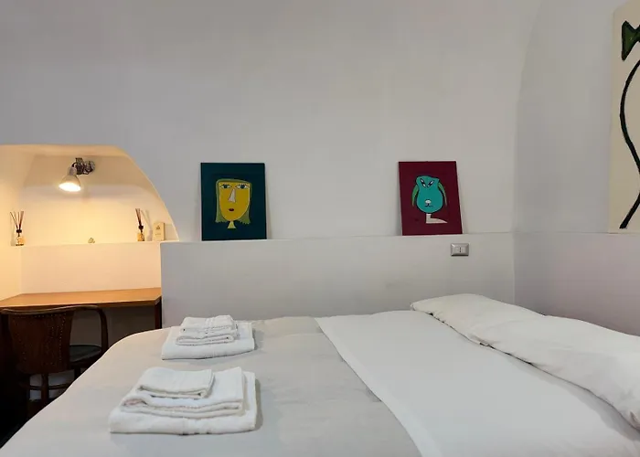 Gatto Giallo A Chiaia By Domusextra